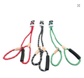 Correas de cuerda para perros en rojo, negro y verde, con empuñaduras negras y terminaciones beige.