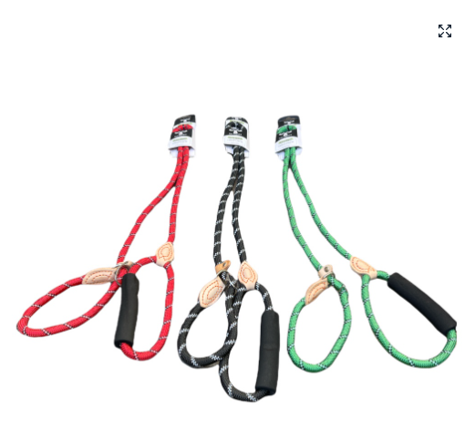Correas de cuerda para perros en rojo, negro y verde, con empuñaduras negras y terminaciones beige.